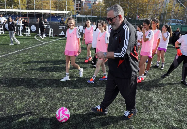 Kızlar Sahada ve adidas’tan Sporda Fırsat Eşitliği İçin İlk Takımım