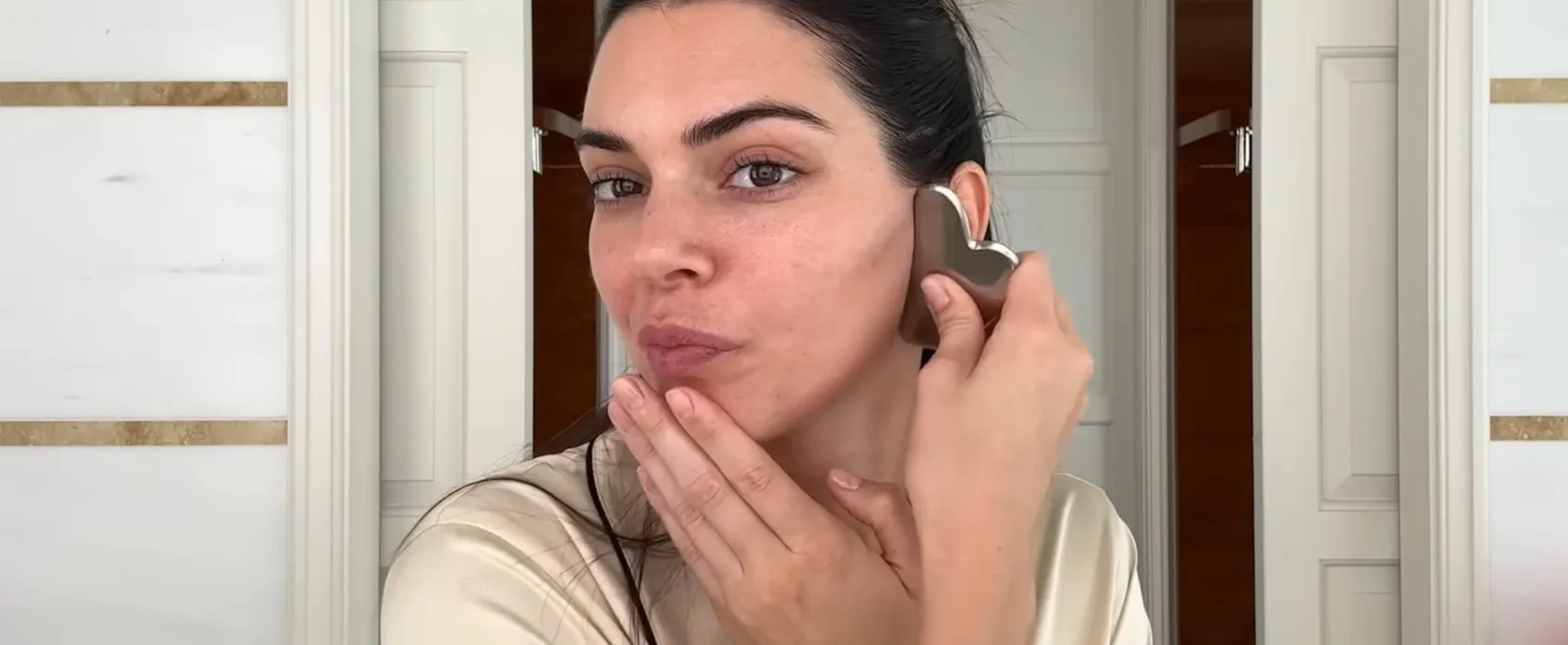 Kendall Jenner’ın Gua Sha Rutini