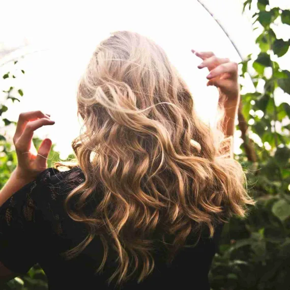 Aşkın Saçlara Etkisi: Curly Hair Theory Nedir?