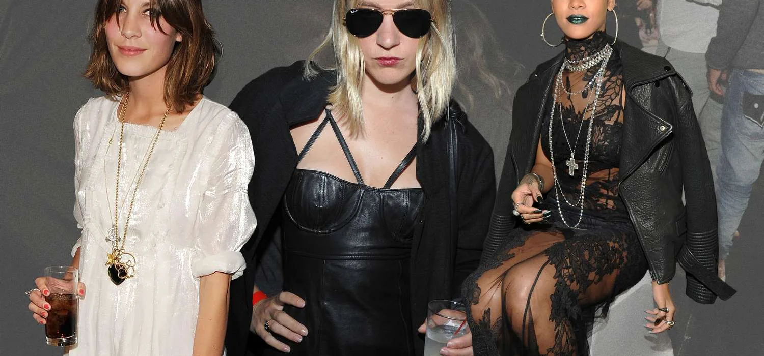 “Indie Sleaze” Moda Akımının Yükselişi: Kaotik Ruh Geri Dönüyor