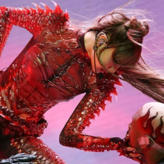 Lisa, Coachella 2025’e Popun Parıltısını ve Sahne Işıltısını Taşıdı