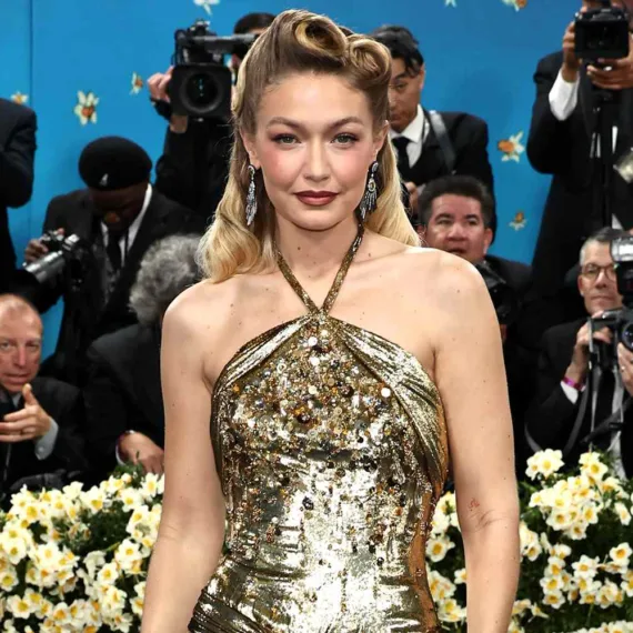 Gigi Hadid’den Met Gala’da Zelda Wynn Valdes’e Altınlı Saygı Duruşu