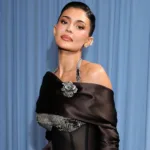 Kylie Jenner 2025 Met Gala’da Göz Kamaştırdı: Retro Tarzın Modern Yorumu