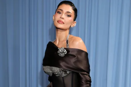 Kylie Jenner 2025 Met Gala’da Göz Kamaştırdı: Retro Tarzın Modern Yorumu