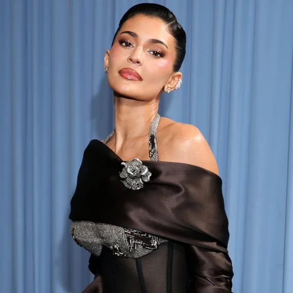 Kylie Jenner 2025 Met Gala’da Göz Kamaştırdı: Retro Tarzın Modern Yorumu