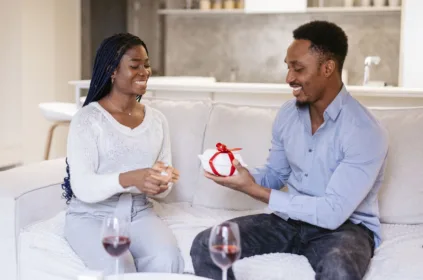 Love Bombing Nedir? İlişkilerdeki Gizli Tehlike ve Psikolojik Sonuçları