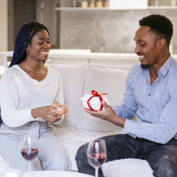 Love Bombing Nedir? İlişkilerdeki Gizli Tehlike ve Psikolojik Sonuçları