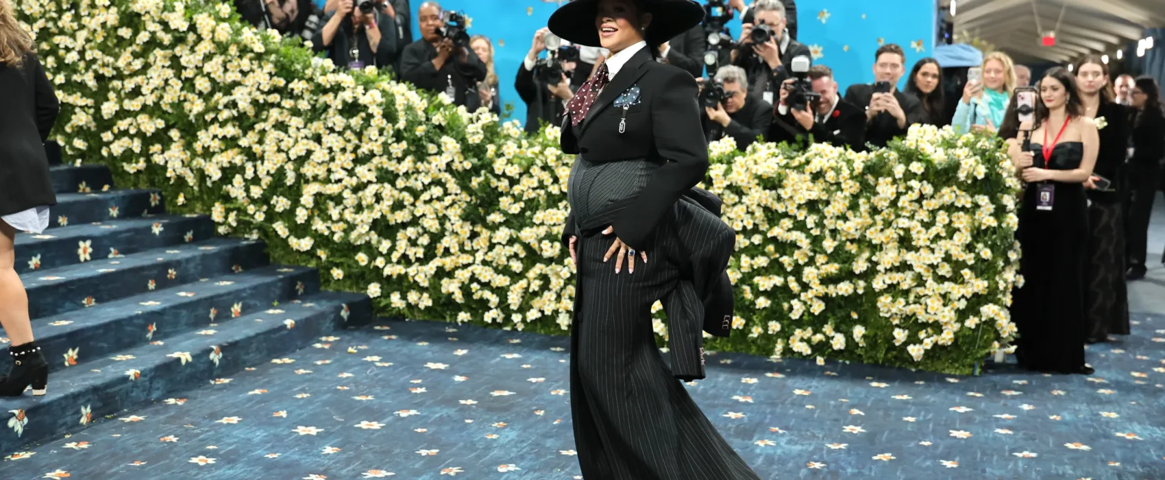 Rihanna Hamileliğini 2025 Met Gala'da Gözler Önüne Serdi