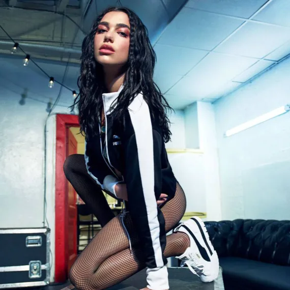 Dua Lipa'dan Esneme Antrenmanı Paylaşımı